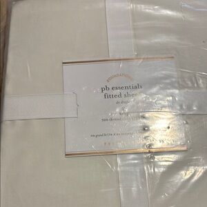 Pottery Barn Essentials Fitted Sheet - Cream